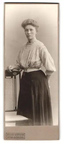 Fotografie Atelier Wertheim, Berlin, Leipziger Strasse, Frau stehend neben Stuhl