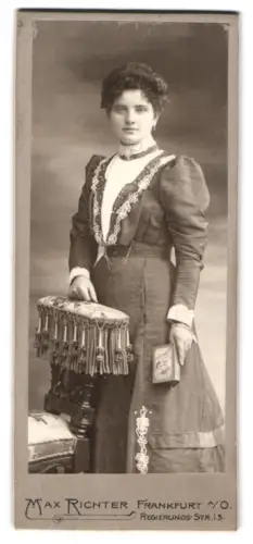 Fotografie Max Richter, Frankfurt a. O., Regierungs-Str. 15, Porträt einer eleganten Dame