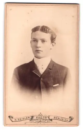 Fotografie H. Zeidler, Berlin, Jerusalemerstrasse 59, Porträt eines jungen Mannes