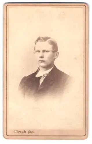 Fotografie C. Brasch, Berlin, Wilhelm Strasse 58, Porträt eines jungen Mannes