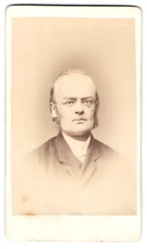 Fotografie K. Festge, Erfurt, Anger 1692/58, Porträt eines ernsten Herrn