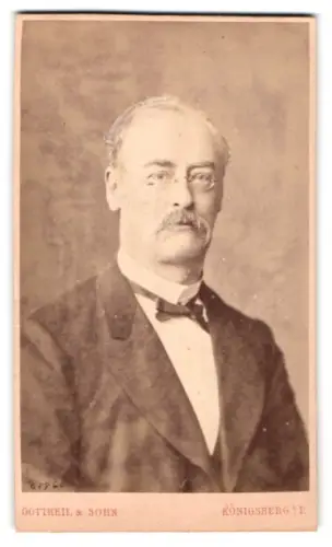 Fotografie Gottheil & Sohn, Königsberg, Münzstrasse 6, Porträt eines eleganten Herrn