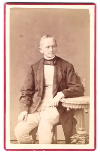 Fotografie F. Grainer, Reichenhall, Eleganter Herr am Tisch