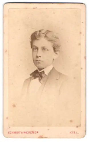 Fotografie Schmidt & Wegener, Kiel, Dänische Strasse 35, Porträt eines jungen Mannes