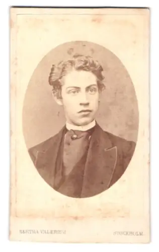 Fotografie Bertha Valerius, Stockholm, Brunkebergstorg 15, Porträt eines jungen Mannes