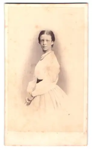Fotografie Gebr. Ehlers, Altona, Königstrasse 102, Porträt einer jungen Frau