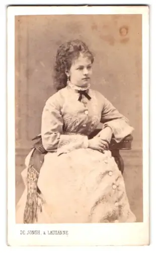 Fotografie De Jongh, Lausanne, Ruhiges Damenporträt