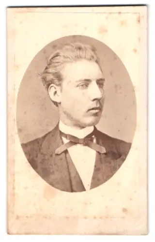 Fotografie Joh. Jaeger, Stockholm, Drottninggatan 5, Porträt eines jungen Mannes