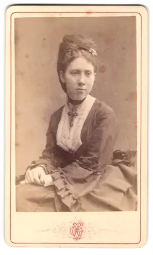 Fotografie Gosta Hormany, Stockholm, Regeringsgatan 28A, Frau im eleganten Kleid