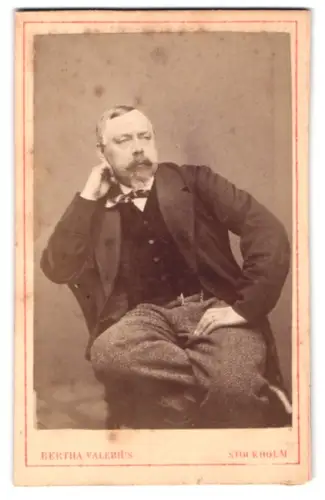 Fotografie Bertha Valerius, Stockholm, Porträt eines Mannes in nachdenklicher Pose