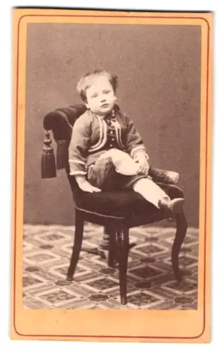 Fotografie W.A. Eurenius & P. L. Quist, Stockholm, Regeringsgatan 18, Kind auf Stuhl