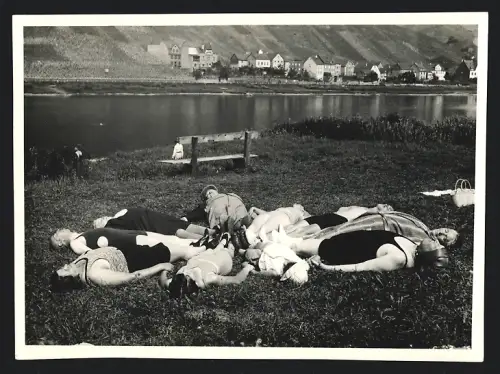 Fotografie Bademode, Badegesellschaft in Sternformation am Ufer liegend