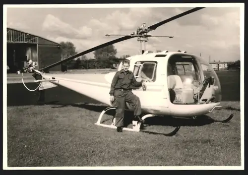 Fotografie Hubschrauber Bell 47 Ranger, Bursche nebst Helikopter D-HHAS