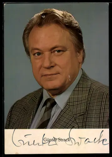 AK Schauspieler Günter Strack im karierten Anzug, Autograph