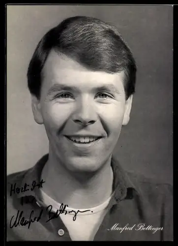 AK Schauspieler Manfred Bettinger mit freundlichem Lächeln, Autograph