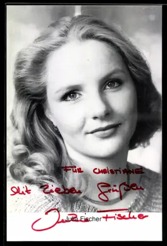 AK Schauspielerin Julia Fischer mit leichtem Lächeln, Autograph