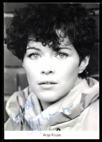 AK Schauspielerin Anja Kruse mit Schal, Autograph