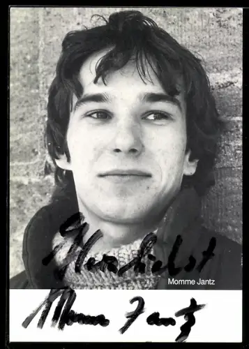 AK Schauspieler Momme Jantz lehnt an einer Wand, Autograph
