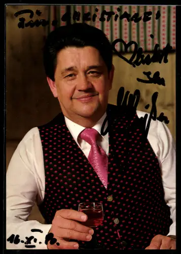 AK Schauspieler Max Griesser mit Weste und einem Glas in der Hand, Autograph