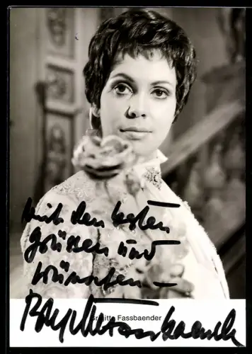 AK Schauspielerin Brigitte Fassbaender im Kostüm, Autograph