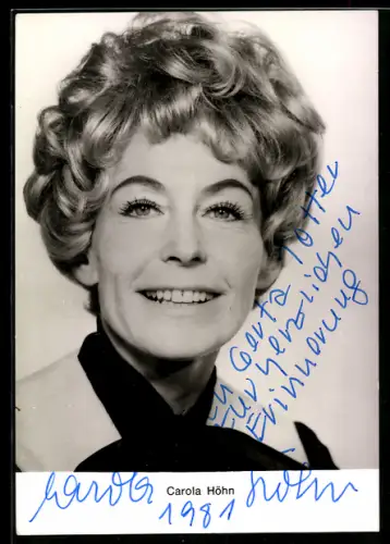 AK Schauspielerin Carola Höhn mit freundlichem Lächeln, Autograph