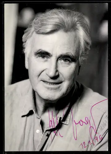 AK Schauspieler Karl Michael Vogler im Hemd posierend, Autograph