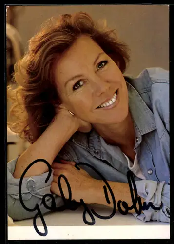 AK Schauspielerin Gaby Dohm mit freundlichem Lächeln, Autograph