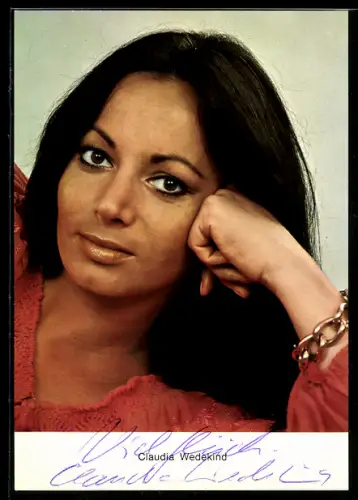 AK Schauspielerin Claudia Wedekind mit ernstem Blick, Autograph