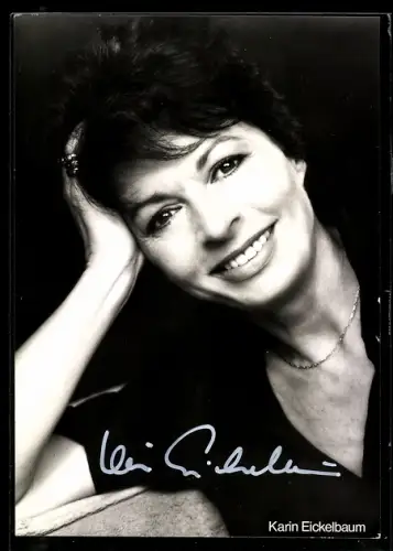 AK Schauspielerin Karin Eickelbaum mit freundlichem Lächeln, Autograph
