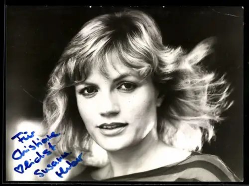 AK Schauspielerin Susanna Huber mit offenen Haaren, Autograph