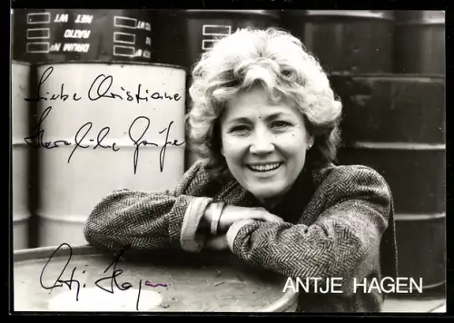 AK Schauspielerin Antje Hagen lehnt sich auf ein Fass, Autograph