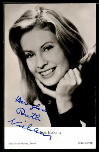 AK Schauspielerin Ruth Niehaus lächelnd im Porträt, Autograph
