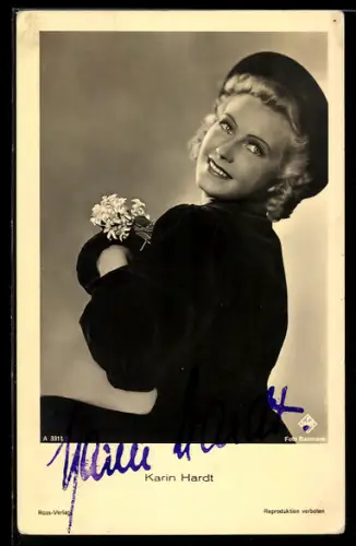 AK Schauspielerin Karin Hardt, seitlich mit einer Mütze abgelichtet, Autograph