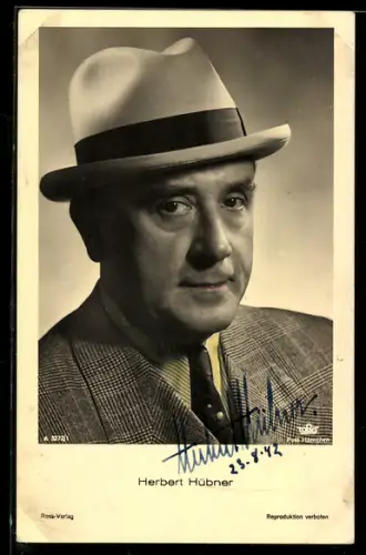AK Schauspieler Herbert Hübner in Anzug porträtiert, Autograph