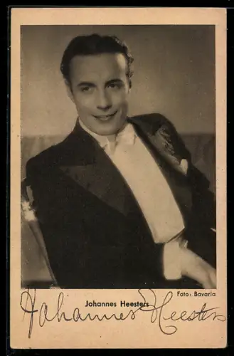 AK Schauspieler Johannes Heesters elegant im Anzug, Autograph