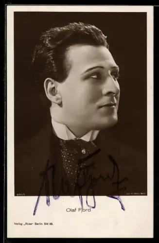 AK Schauspieler Olaf Fjord mit Krawattentuch, Autograph