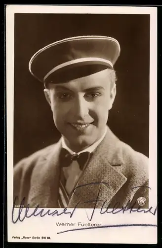 AK Schauspieler Werner Fuetterer mit Mütze im Filmkostüm, Autograph