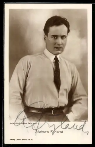 AK Schauspieler Alphons Fryland in Kamera schauend, Autograph