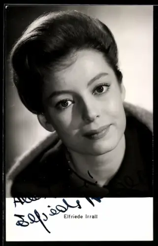 AK Schauspielerin Elfriede Irrall in die Kamera blickend, Autograph
