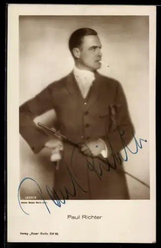 AK Schauspieler Paul Richter im Mantel mit Zigarette posierend, Autograph