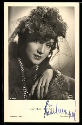 AK Schauspielerin Annelies Reinhold mit aussergewöhnlicher Kopfbedeckung und toller Perlenkette, Autograph