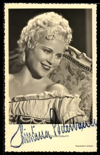 AK Schauspielerin Kristina Söderbaum auf einem Stuhl, Autograph