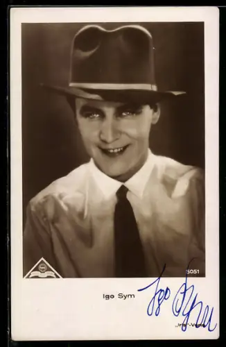 AK Schauspieler Igo Sym lächelnd mit Hut porträtiert, Autograph