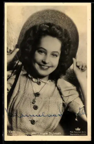 AK Schauspielerin Hannelore Schroth mit Hut und fröhlichem Lächeln, Autograph