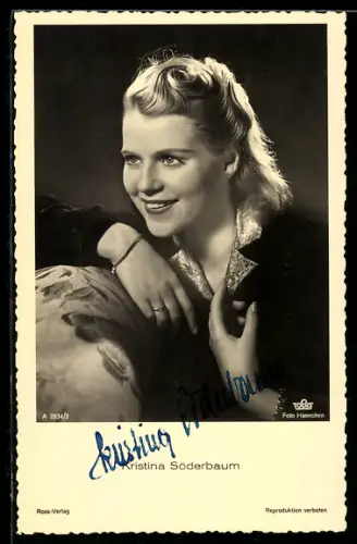AK Schauspielerin Kristina Söderbaum lächelnd über Lehne schauend, Autograph