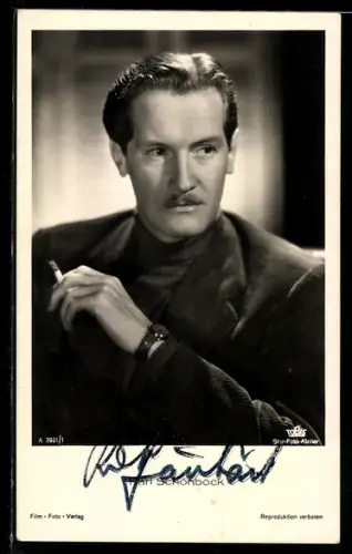 AK Schauspieler Karl Schönböck mit einem ernsten Blick zur Seite, Autograph