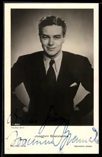 AK Schauspieler Johannes Brennecke im Anzug posierend, Autograph