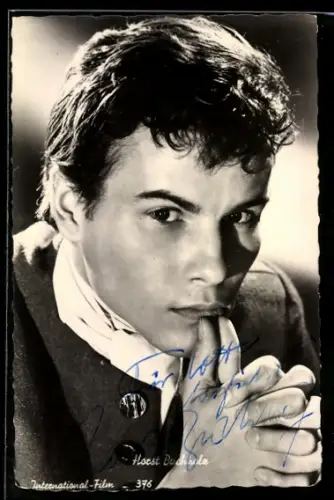 AK Schauspieler Horst Buchholz legt die Daumen ans Kinn, Autograph
