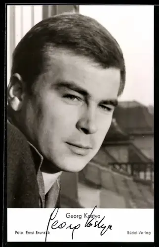 AK Schauspieler Georg Kastya in die Kamera blickend, Autograph