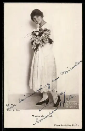 AK Schauspielerin Maria Jerabek mit Blumenstrauss, Autograph